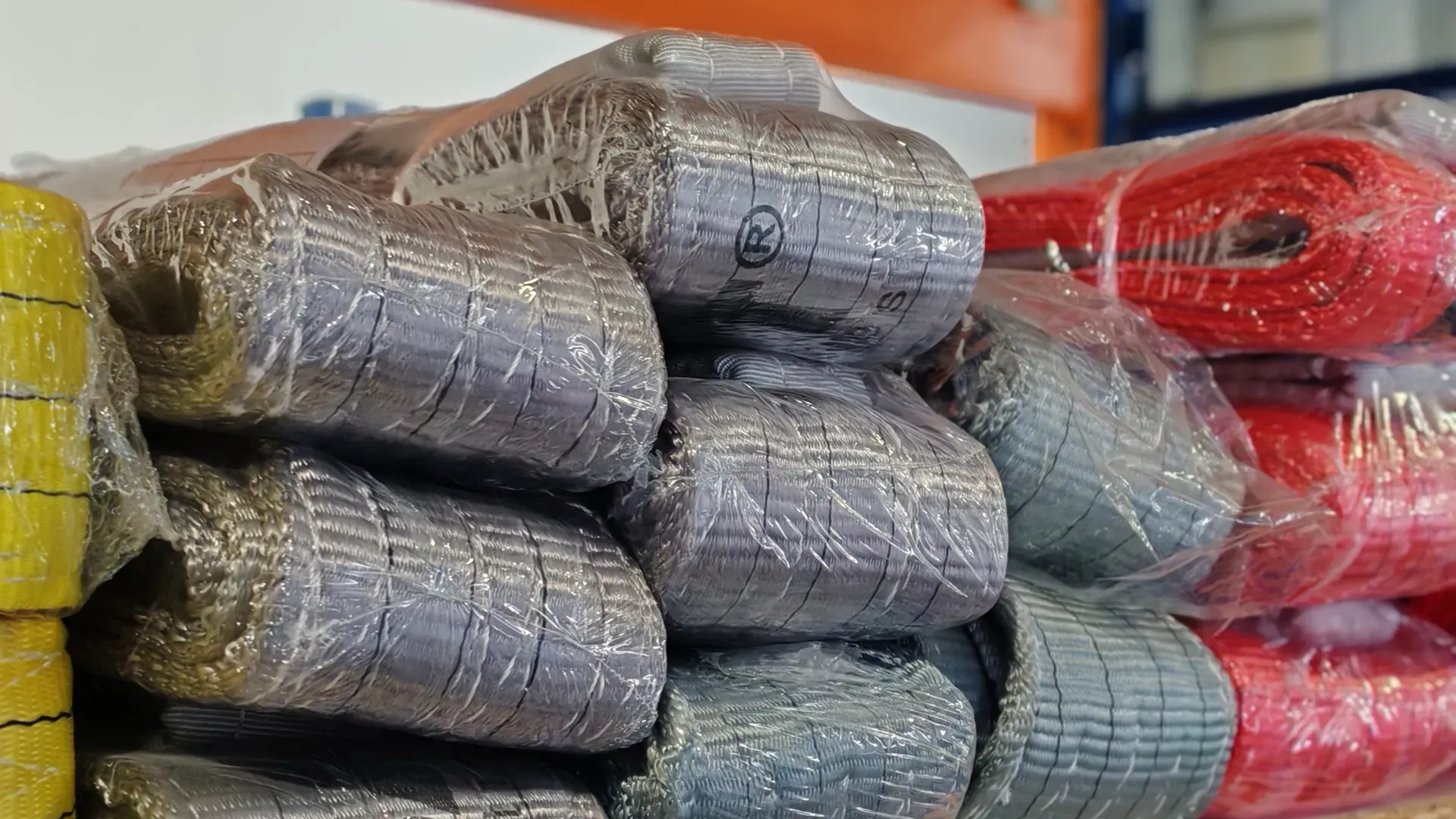 Chingi textile pentru ridicare și manipulare – soluții sigure pentru sarcini grele