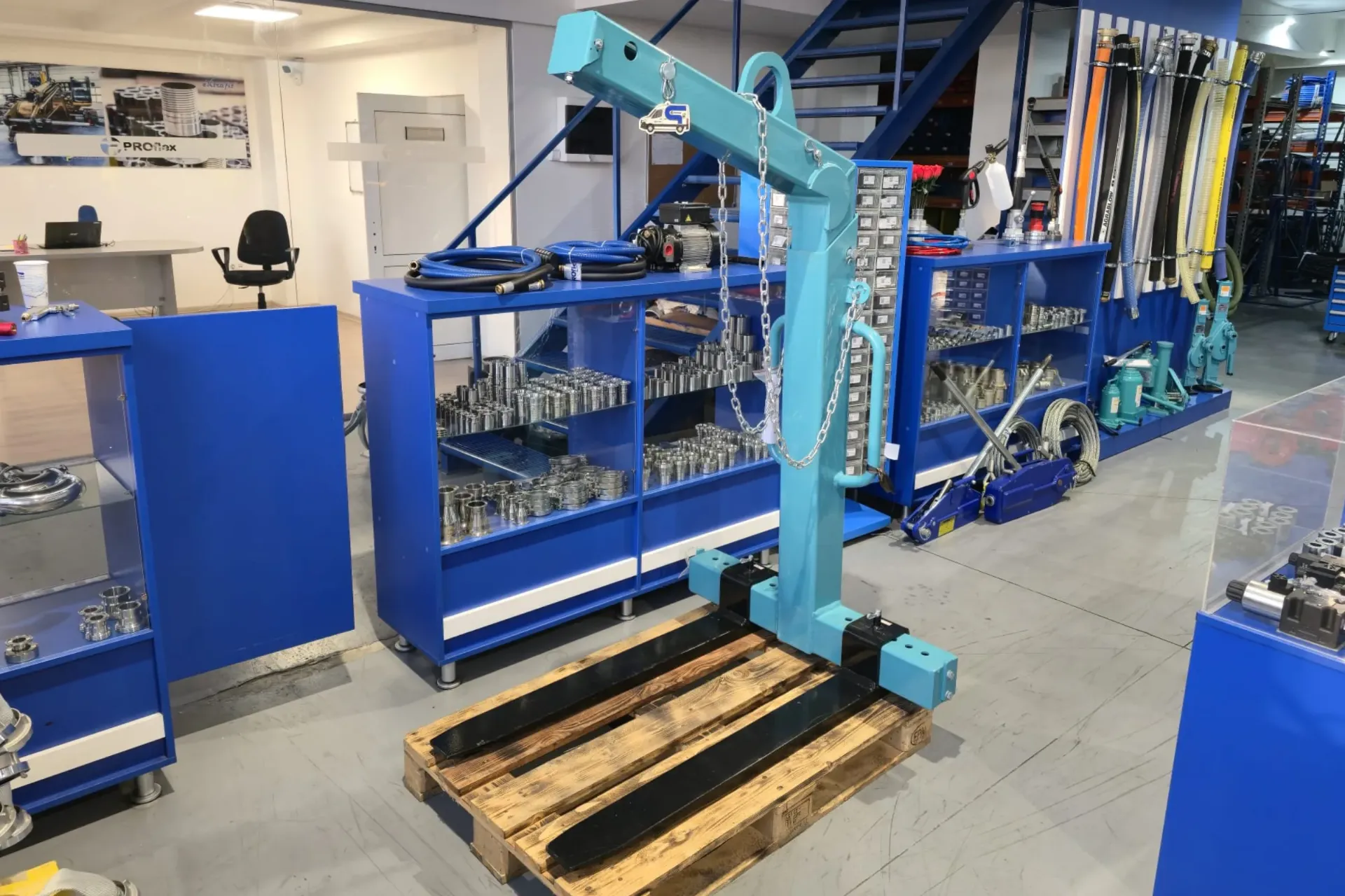 Furca de manipulat paleti cu autoechilibrare